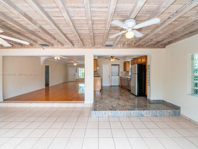 Building Photo - 9441 Byron Ave