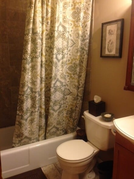 full bath with tub - 213 E Vermilya Ave