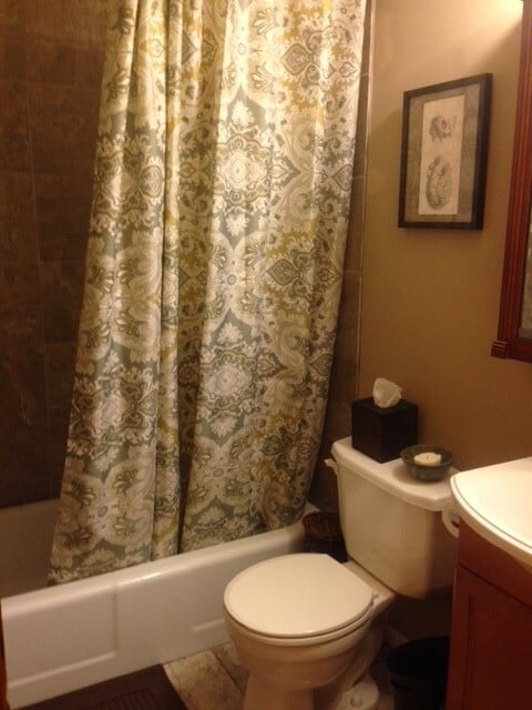 full bath with tub - 213 E Vermilya Ave
