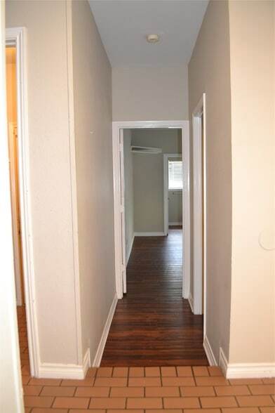 Building Photo - 404 Benjamin St