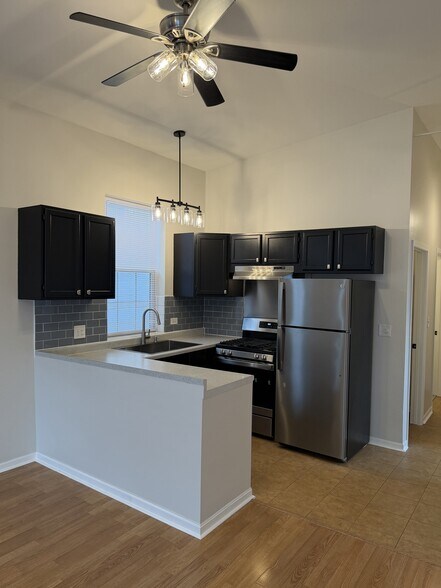 Building Photo - 2328 W Belmont Ave