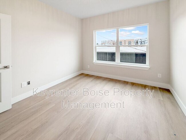 Building Photo - 4337 Greentrail Ln