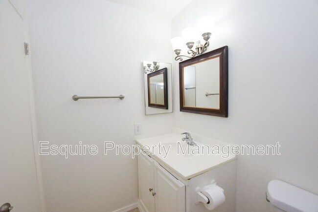 Building Photo - 3101 Albany Dr