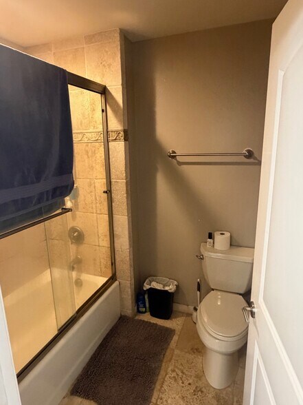 Shared Bathroom - 3958 Lamont St