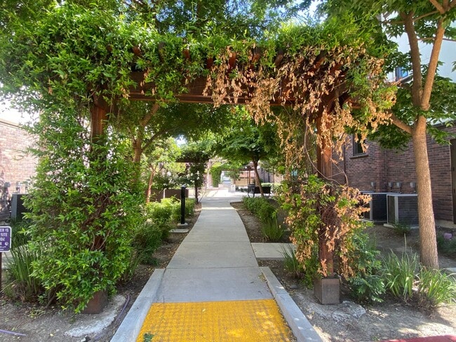 Building Photo - Pleasanton End Unit Andares Townhouse 3 BD...