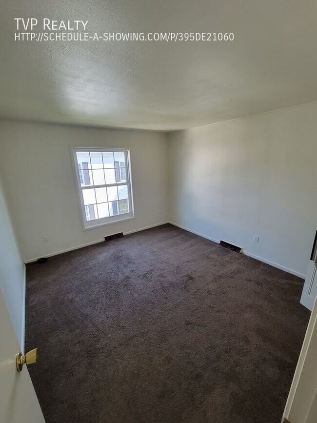 Building Photo - 2bdr Townhouse Central Air