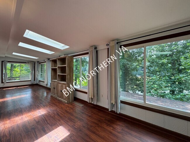 Building Photo - 8221 Barron St