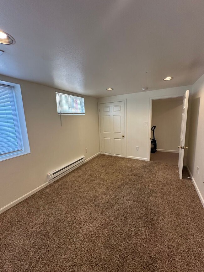 Building Photo - 5 Bedroom House Available Now