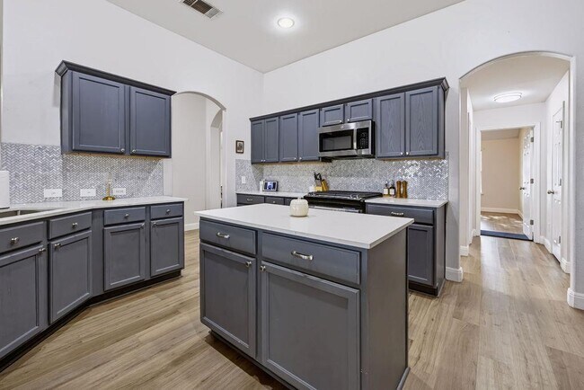 Building Photo - 400 Ranier Ln