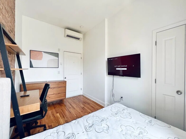 Building Photo - Furnished room/NOT APARTMENT