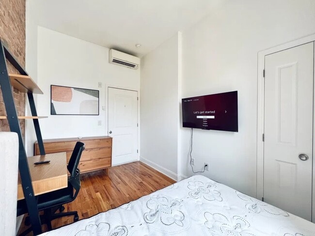 Building Photo - Furnished room/NOT APARTMENT