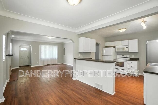 Building Photo - 822 Searles Rd