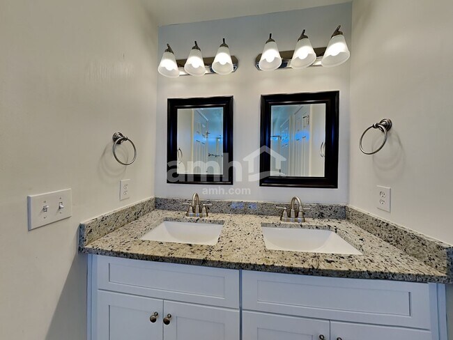 Building Photo - 2114 Debbie Ln