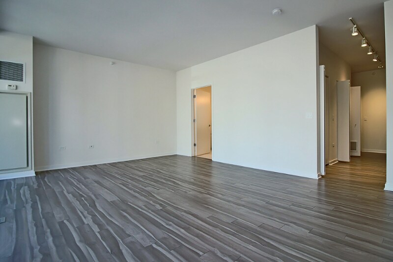 Building Photo - 794 N La Salle Dr