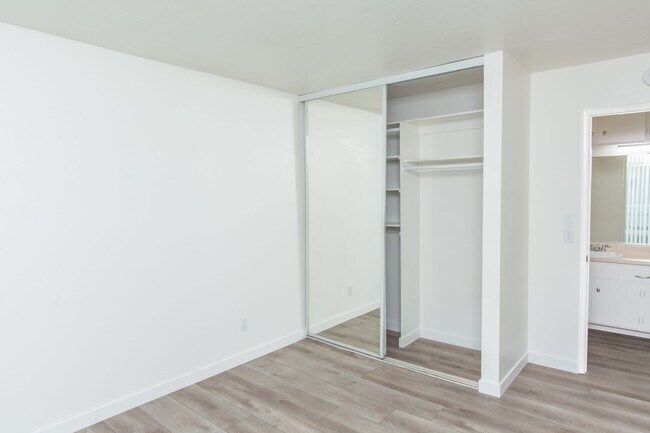 Building Photo - On Sail Bay in Pacific Beach! Updated 2 Be...