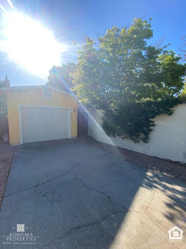 Building Photo - Bright & Cheery 2 Bedroom Home