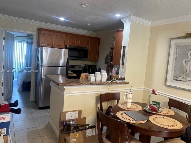 Building Photo - 10820 N Kendall Dr