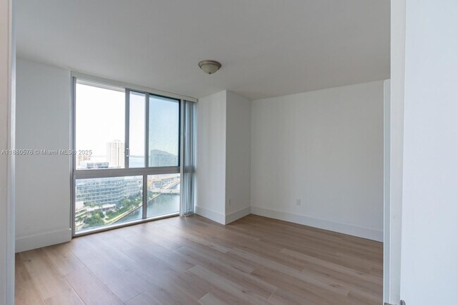 Building Photo - 495 Brickell Ave