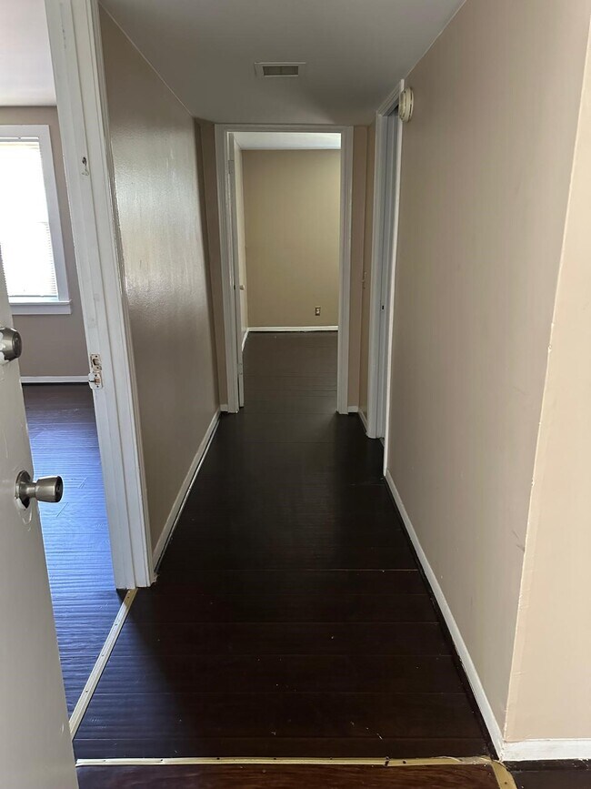 Building Photo - 800 Travis St