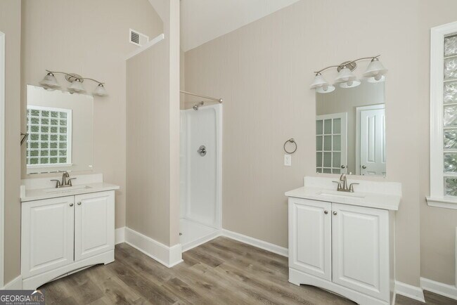 Building Photo - 3073 Essex Dr