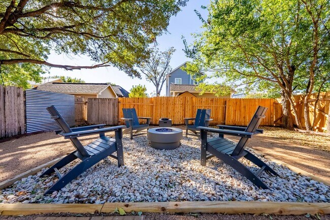 Building Photo - Downtown Home within Minutes from the Riverwalk & Alamodome ~ Large Corner Lot!