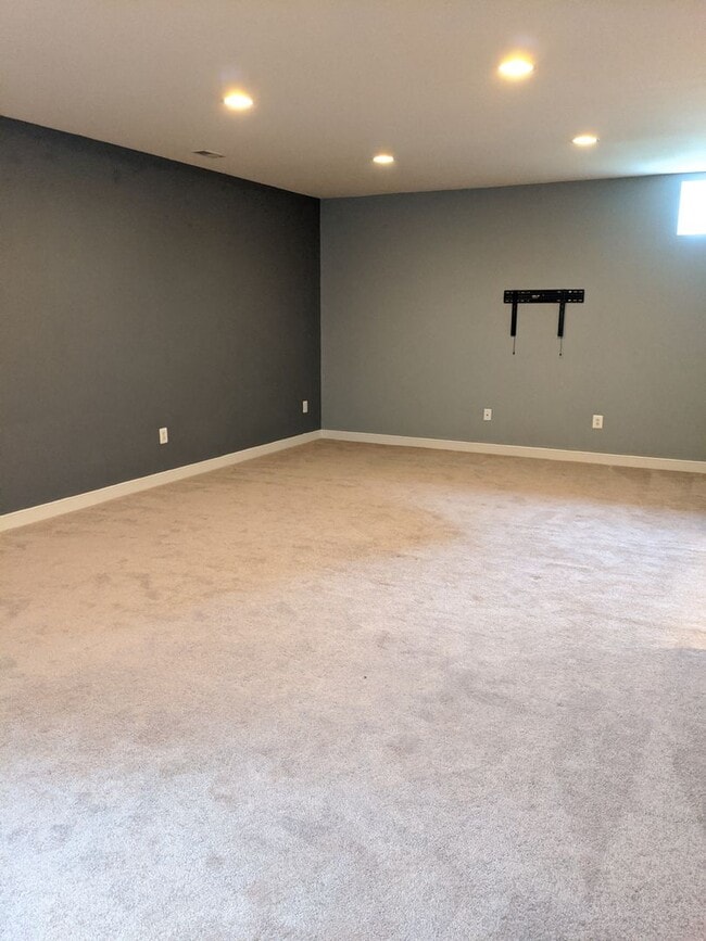 Building Photo - Single Family Home in Established Urbana Highlands Ready before the holidays!