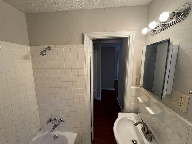 Building Photo - 2116 Finchley Dr