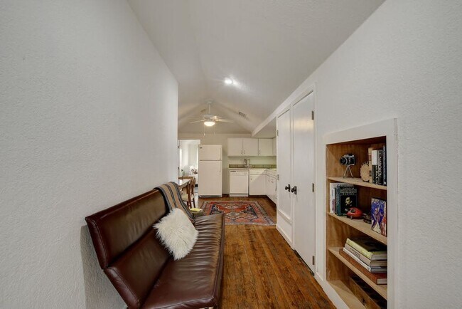 Building Photo - J17