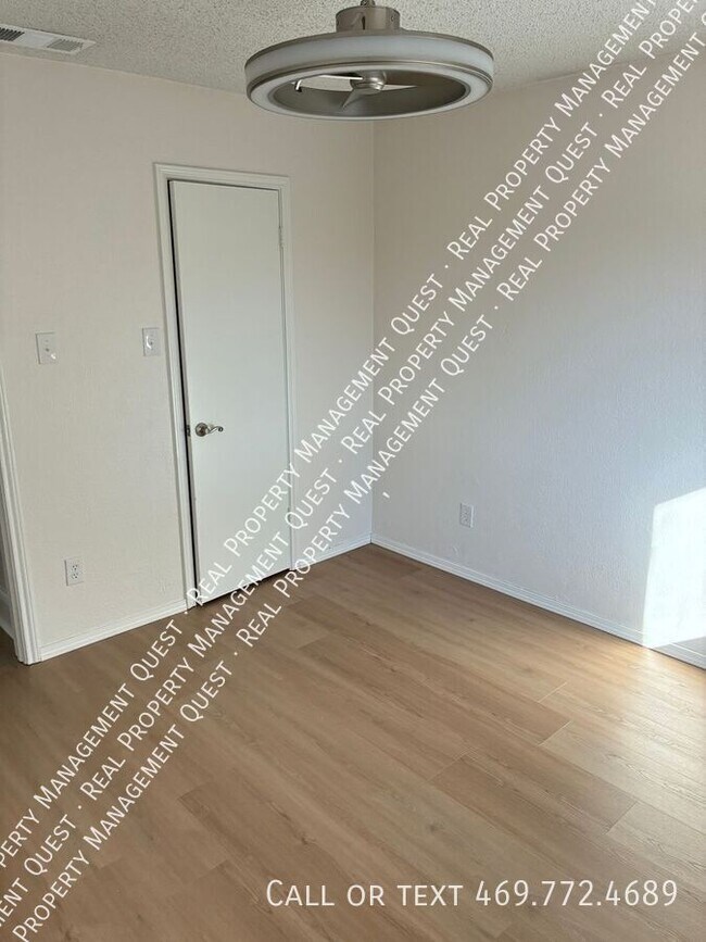 Building Photo - 814 Meandering Way