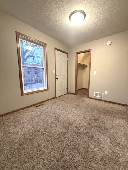 Building Photo - 814 6th Ave S