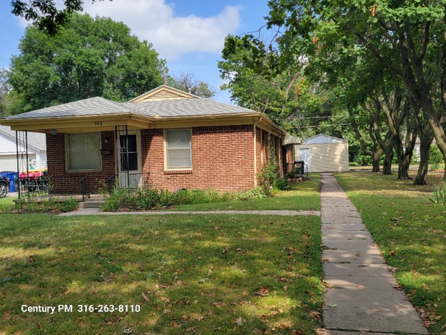 Building Photo - 244 N Fern St