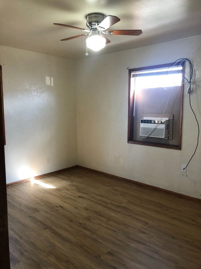 Building Photo - FIRST MONTH SPECIAL!! First month $500! Pa...