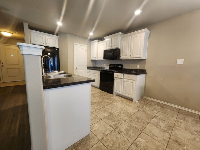 Building Photo - Beautiful 4 bedroom