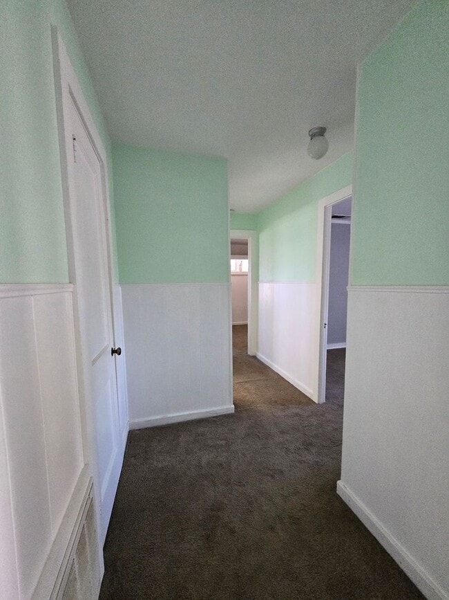 Building Photo - Cute 2 Story Home