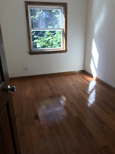 Building Photo - 405 W 263rd St