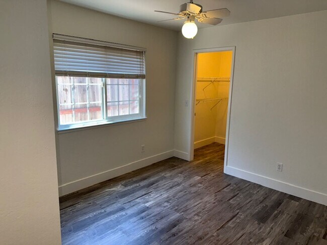 Building Photo - Wonderful 4 bedroom single story with sola...