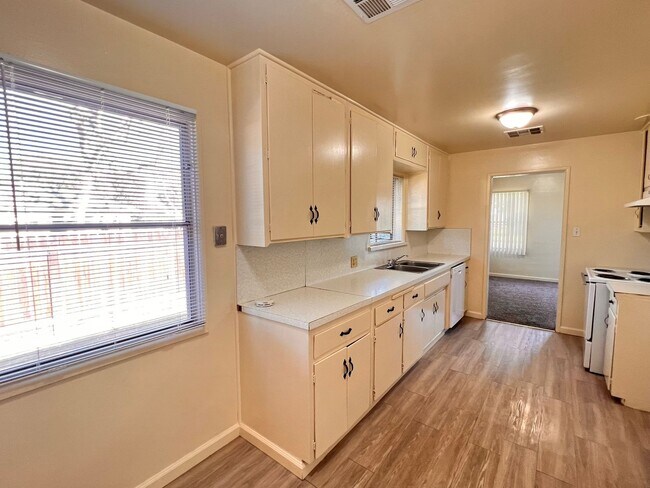 Building Photo - Central Bakersfield Home