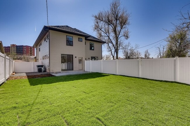 Building Photo - Beautiful Half Duplex for Rent