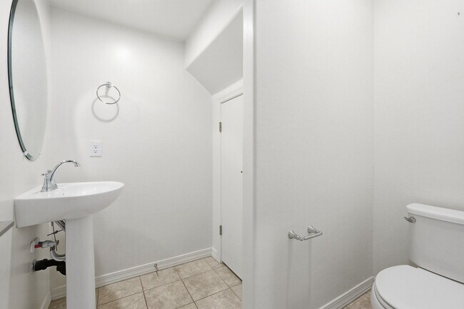 Building Photo - 1647 S 83rd Pl