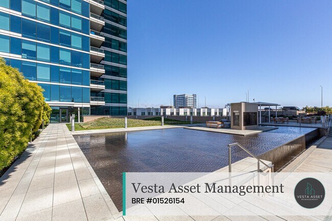 Building Photo - Luxurious High-Rise Living with Iconic San Francisco Views