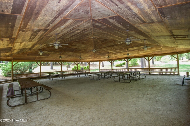 Building Photo - 104 Pine Hawk Dr