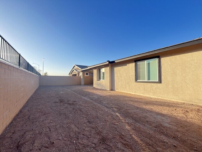 Building Photo - *** MOVE-IN SPECIAL*** BRAND NEW 4 bedroom with In-law suit 3 bath home located in Henderson, NV!