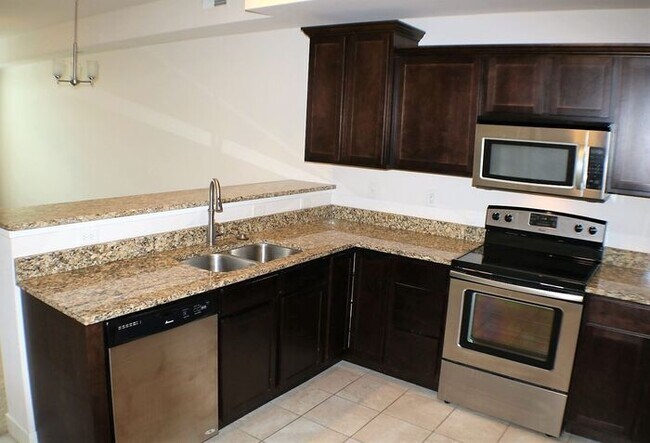 Building Photo - $2,000 | 3 Bedroom, 3 Bathroom TOWN HOME | PET Friendly* | Sublease* | Available for August 1st, ...
