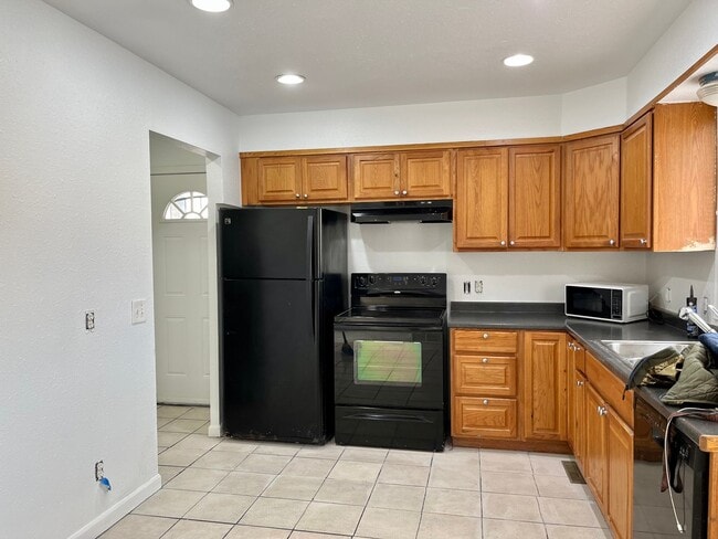 Building Photo - Renovated 4 bedroom home for rent