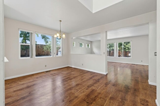Building Photo - 5 Bedroom Home Close to UNR!