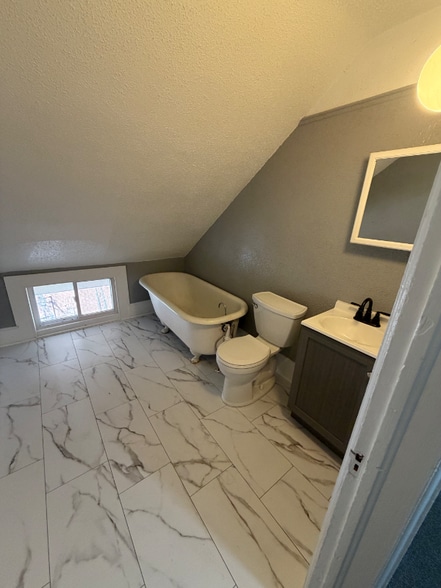 Building Photo - 1640 N Main St