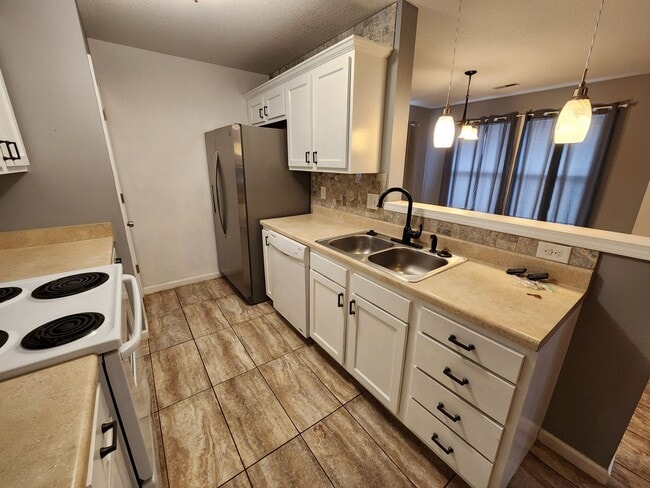 Building Photo - Beautiful newer home with everything on main level in Seaman Schools