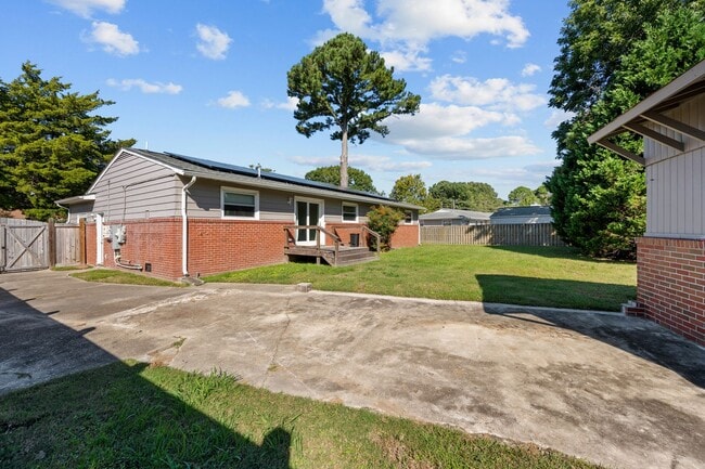 Building Photo - Spacious 4-Bedroom Home with Modern Updates