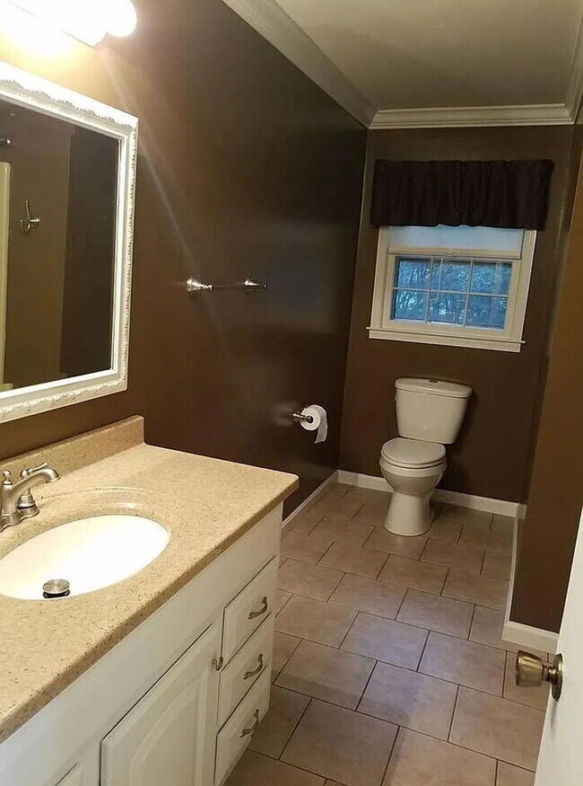 Building Photo - "Charming 3-Bedroom Home in Anderson with Modern Comforts!"