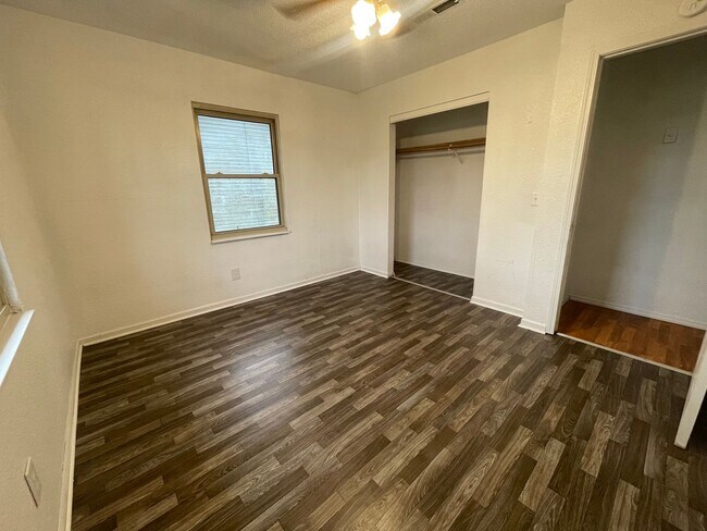 Building Photo - Available Now 3 bedroom 2 full bathroom in...